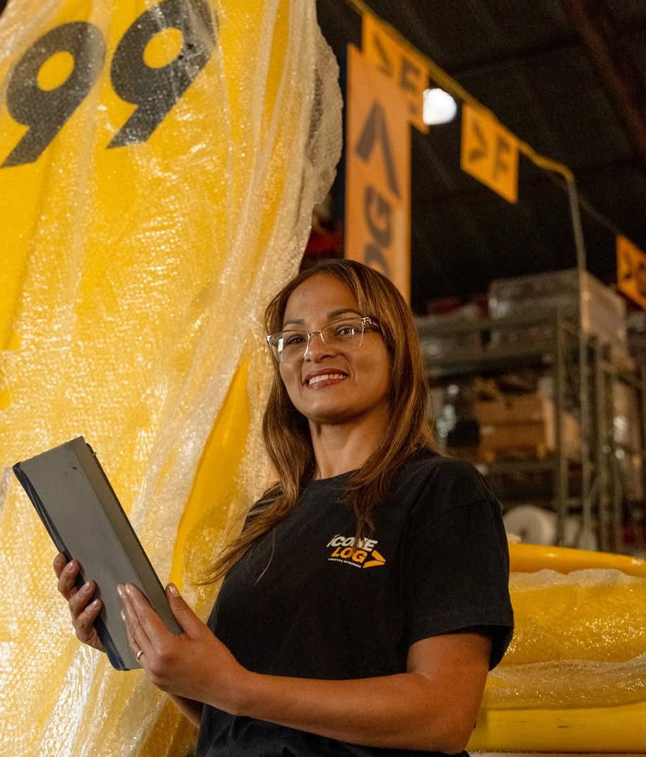 Colaboradora da Ícone Log com tablet no armazém