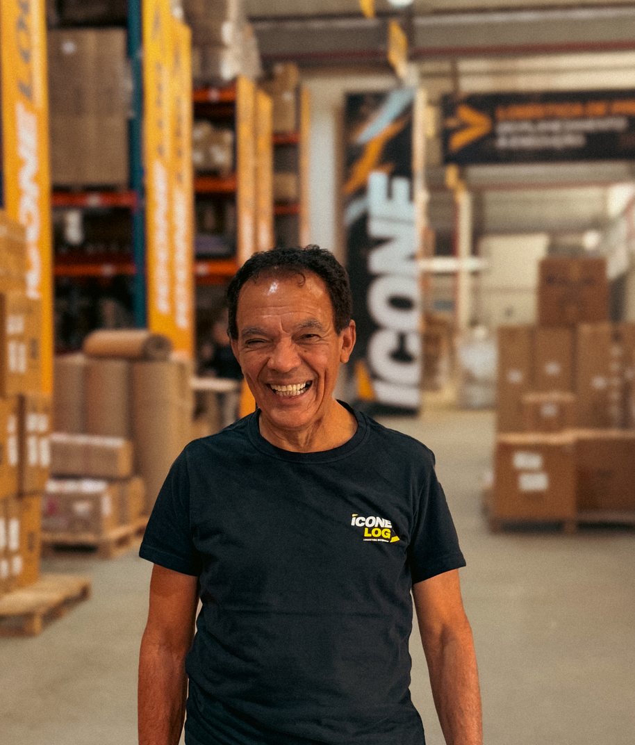 Colaborador da Ícone Log sorrindo no armazém