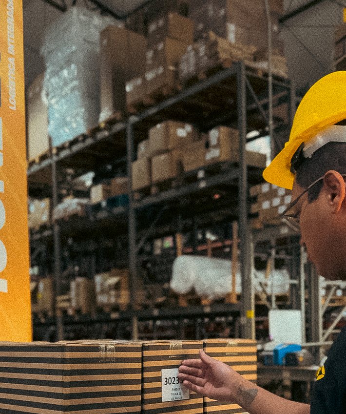 Colaborador separando mercadorias entre as prateleiras