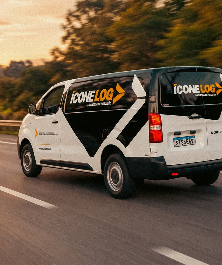 Van da Ícone Log em trânsito na estrada