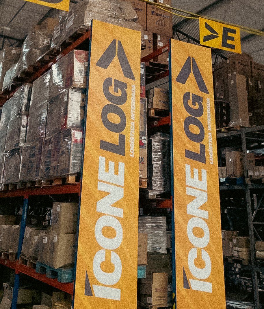 Corredor do armazém com banners da Ícone Log