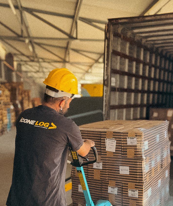 Colaborador da Ícone Log movimentando paletes no caminhão