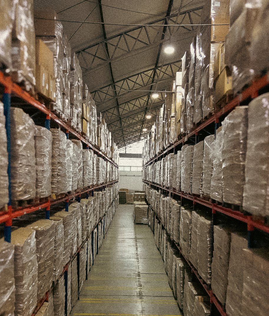 Corredor de porta-paletes do armazém da Ícone Log