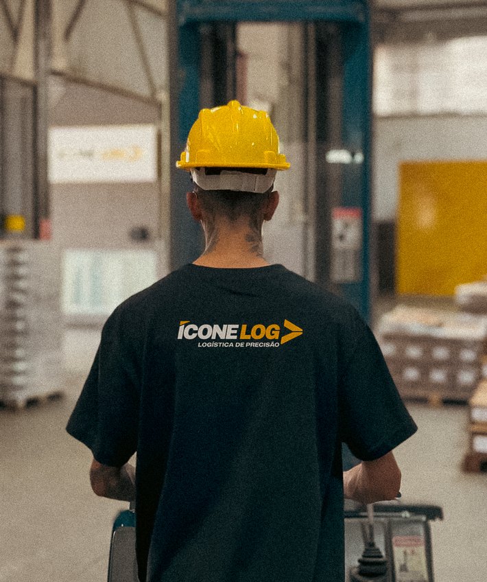 Colaborador da Ícone Log no armazém