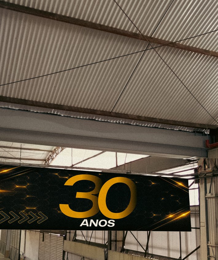 Banner dos 30 anos da Ícone Log no armazém