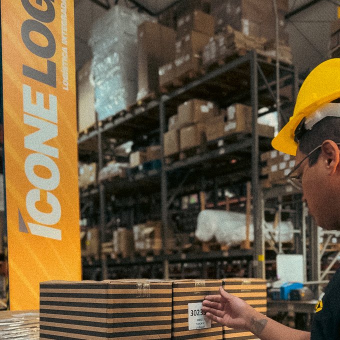 Colaborador separando mercadorias entre as prateleiras