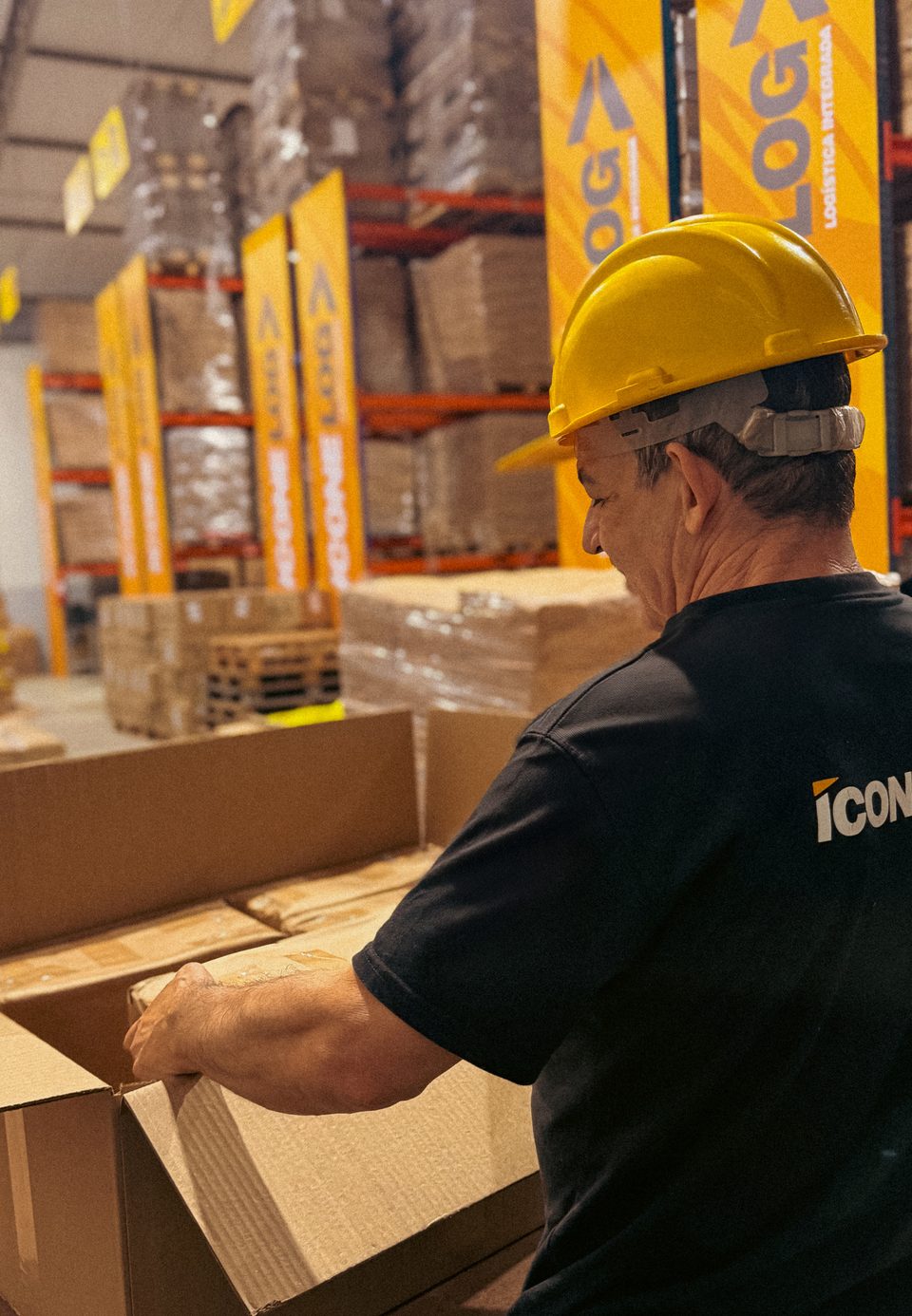 Colaborador da Ícone Log montando caixas