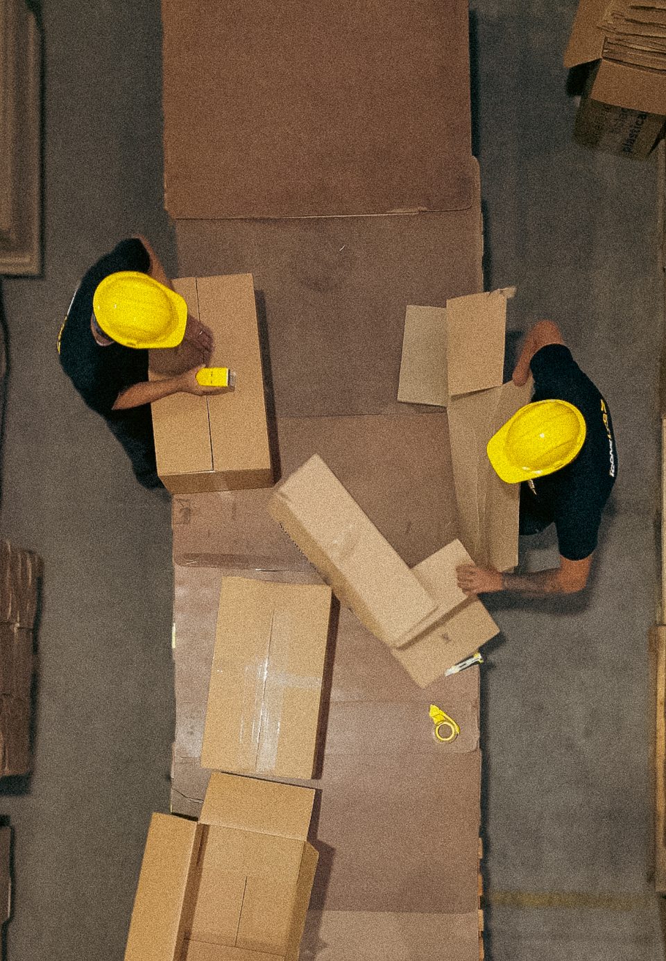 Equipe da Ícone Log montando kits promocionais