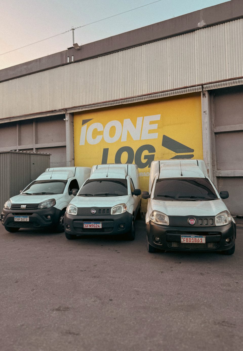 Frota da Ícone Log no pátio do centro de distribuição