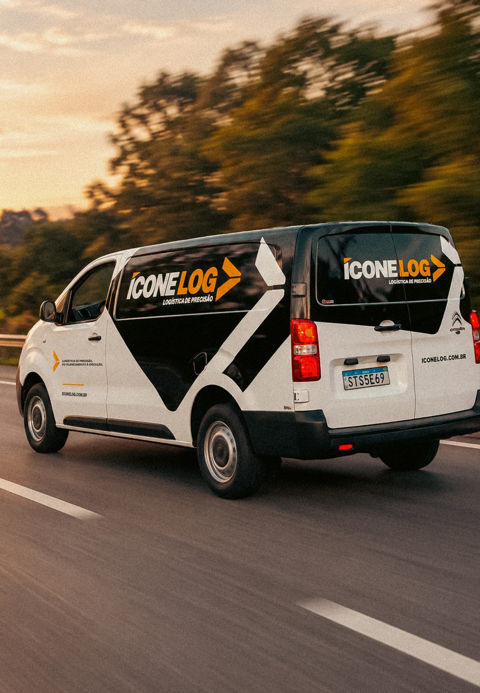 Van da Ícone Log em rota de entrega