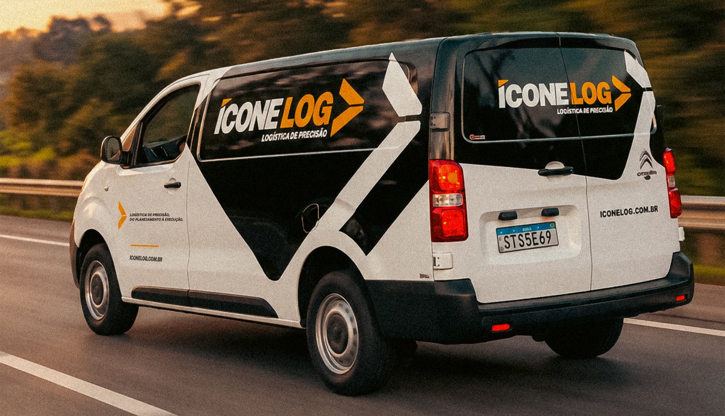 Equipe da Ícone Log separando pedidos